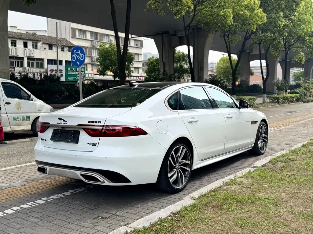 Jaguar XFL 2024 2.0T P300 four-wheel drive flagship sports gold version купить на сайте DeffCars