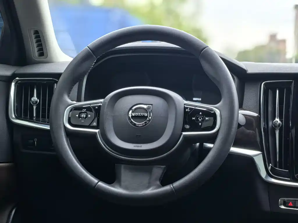Volvo S90 2017 T4 Smart Edition купить на сайте DeffCars
