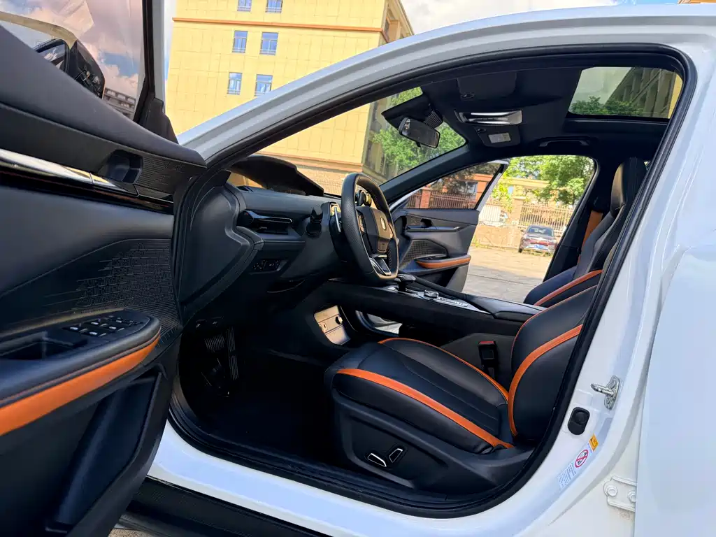 Changan UNI-V 2023 1.5T premium model купить на сайте DeffCars