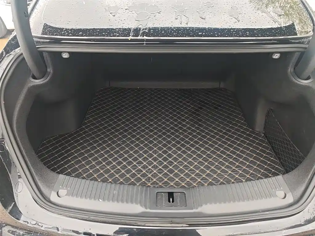 Hongqi H5 2024 1.5T HEV Zhilian Qichang Edition купить на сайте DeffCars