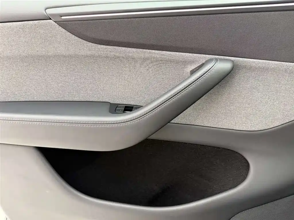 Model Y 2025 rear-wheel drive version купить на сайте DeffCars