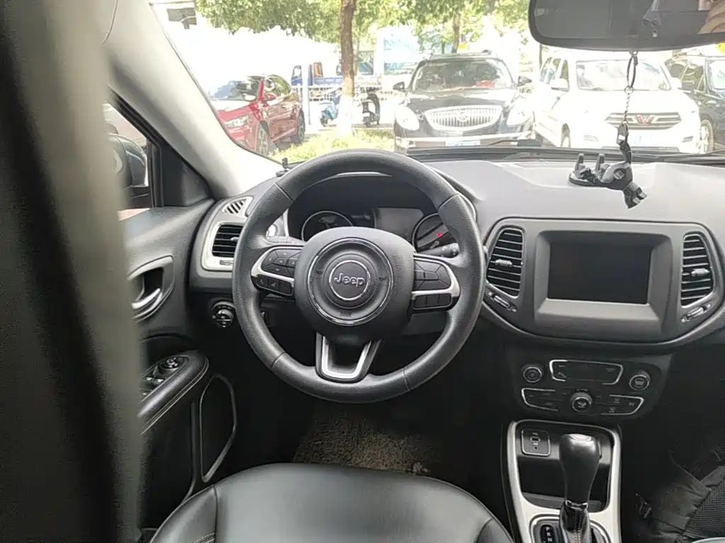 Compass 2019 200T Automatic Joy-Internet Large Screen Version купить на сайте DeffCars