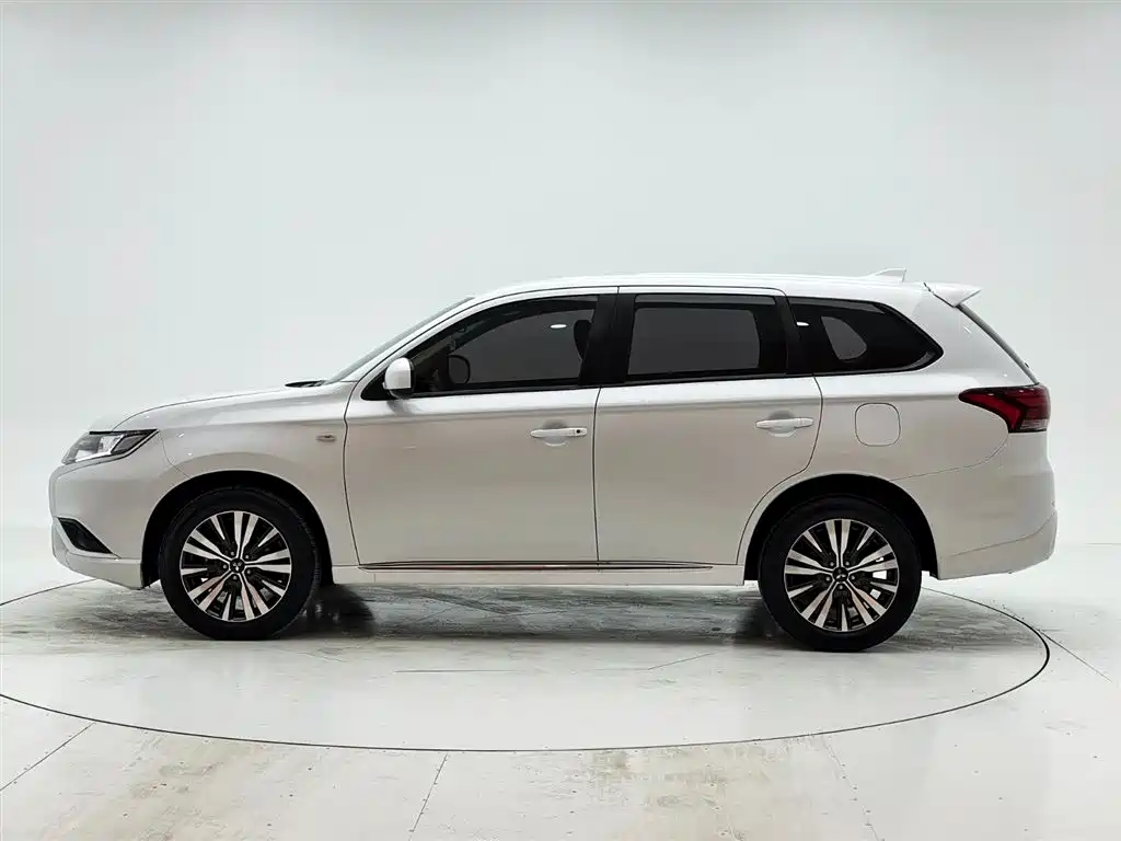 Outlander 2021 2.0L 2WD Smooth Edition 5 seats купить на сайте DeffCars