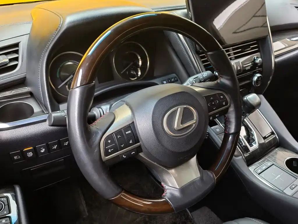 Lexus LM 2020 300h seven-seater elegant version купить на сайте DeffCars