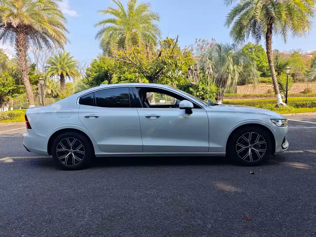 Volvo S60 2024 B4 Zhiyi Luxury Edition купить на сайте DeffCars