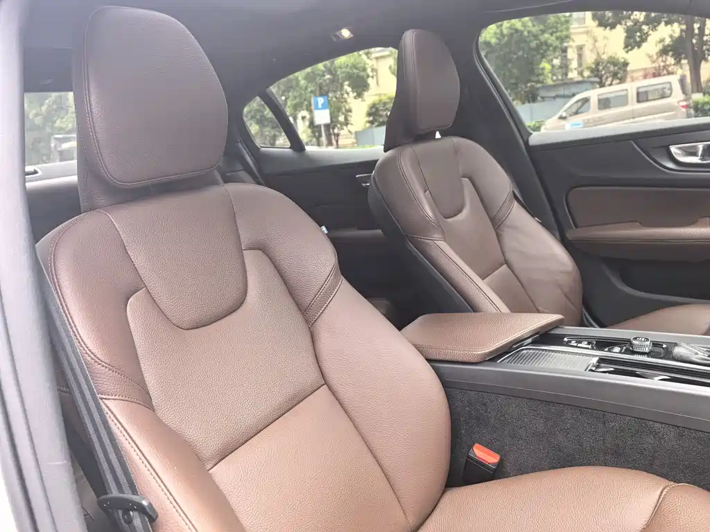 Volvo S60 2021 T4 Zhiyi Luxury Edition купить на сайте DeffCars