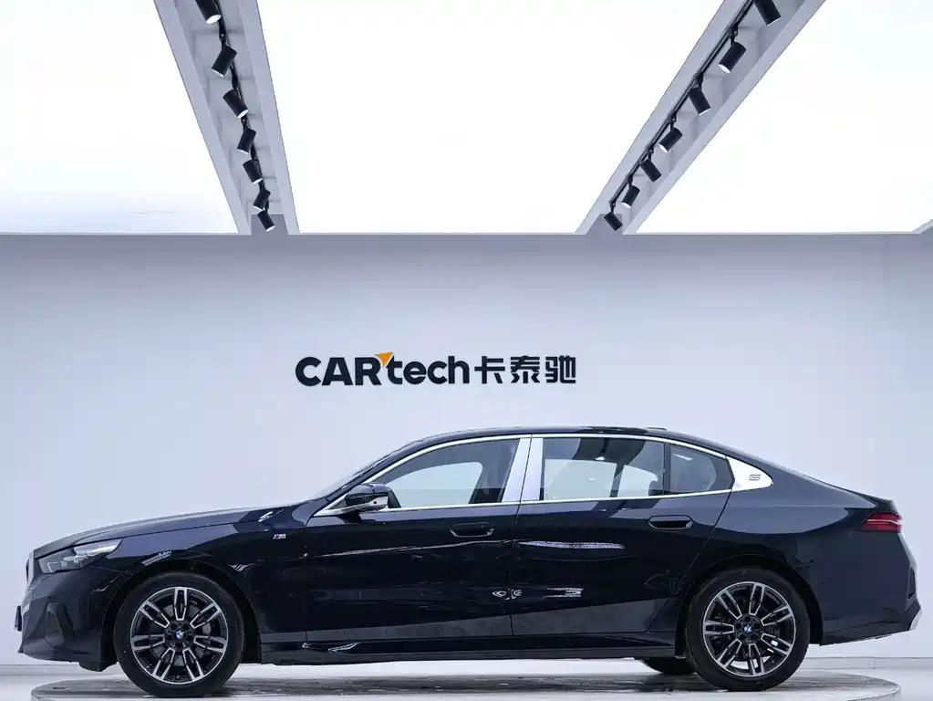 BMW 5 Series 2025 530Li Leading M Sports Package купить на сайте DeffCars