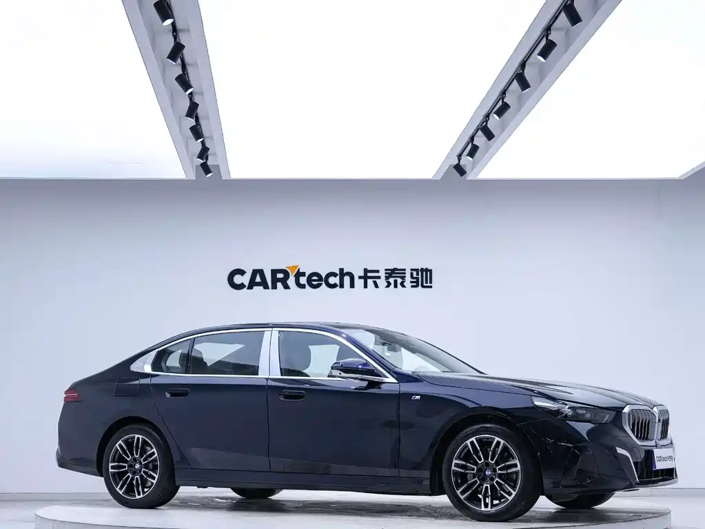 BMW 5 Series 2025 530Li Leading M Sports Package купить на сайте DeffCars