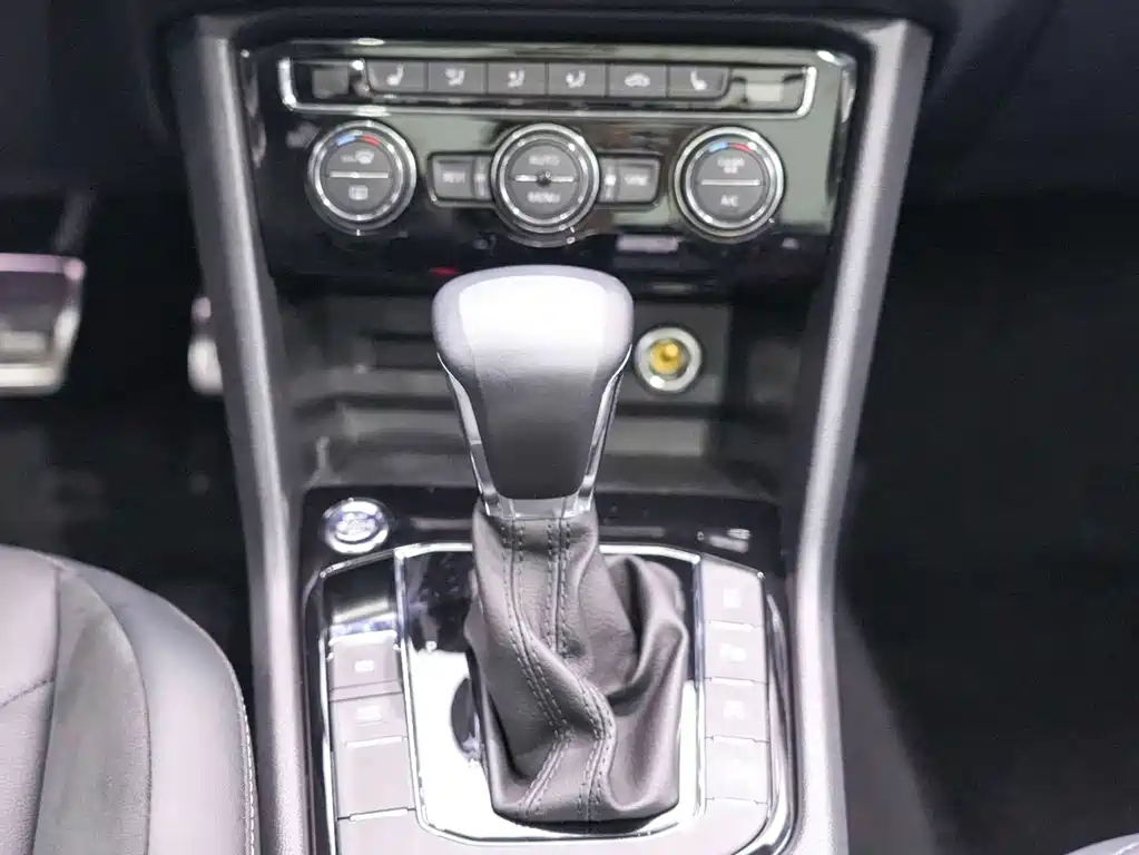 Tiguan L 2021 330TSI automatic two-wheel drive R-Line version купить на сайте DeffCars