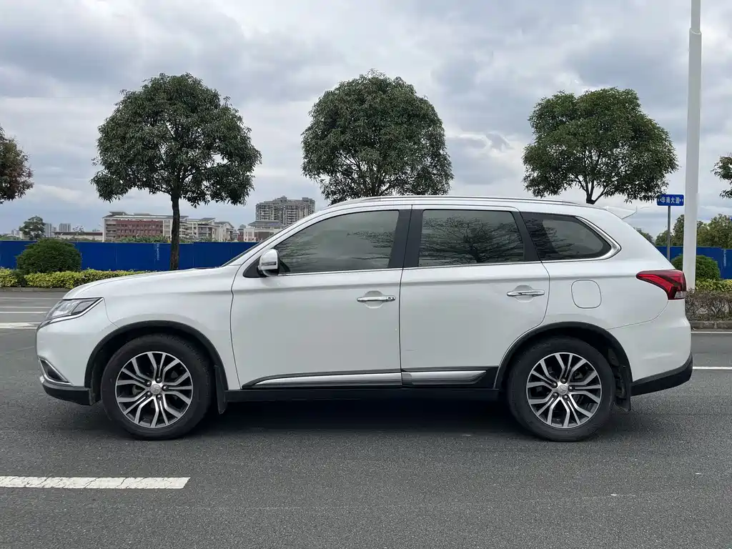 Outlander 2018 2.4L four-wheel drive elite version 5 seats купить на сайте DeffCars