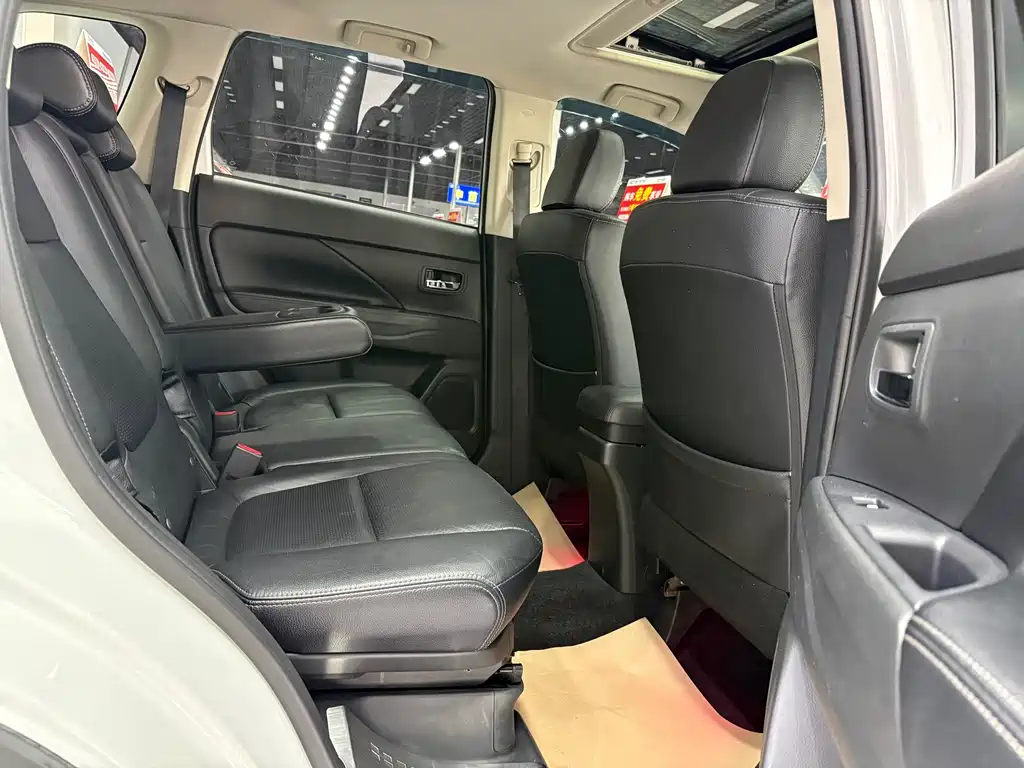 Outlander 2016 2.4L four-wheel drive luxury version 7 seats купить на сайте DeffCars