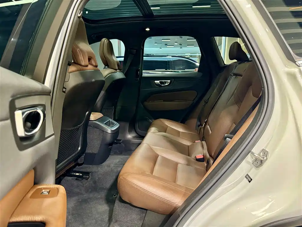 Volvo XC60 2022 B5 four-wheel drive Zhiyi Luxury Edition купить на сайте DeffCars
