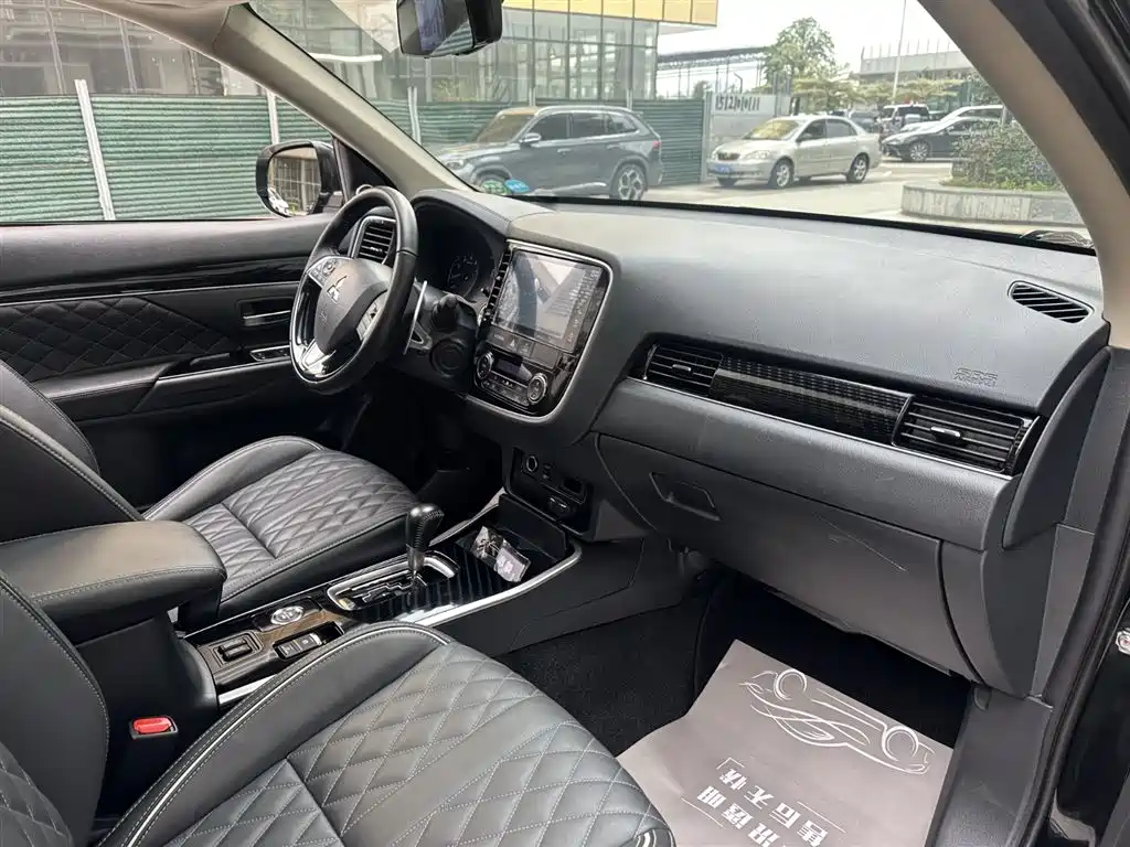Outlander 2021 2.4L four-wheel drive exclusive version 7 seats купить на сайте DeffCars