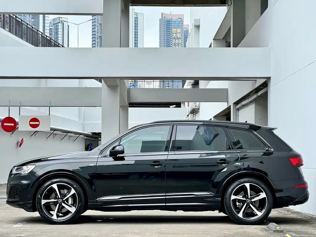 Audi Q7 2023 55 TFSI quattro S line sports version купить на сайте DeffCars