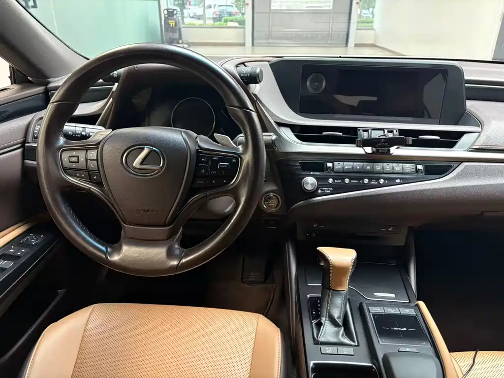 Lexus ES 2020 200 Excellence Edition купить на сайте DeffCars
