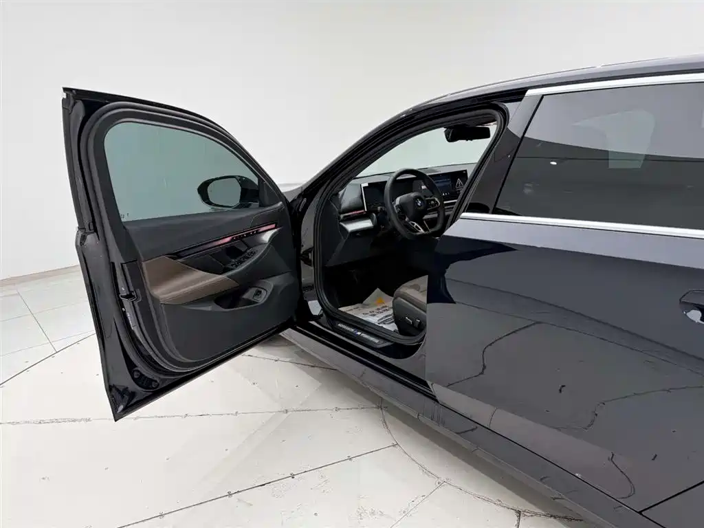 BMW 5 Series 2025 525Li M Sports Package купить на сайте DeffCars