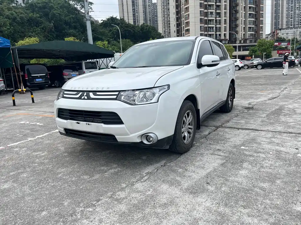 Outlander imported 2013 2.0L two-wheel drive sports navigation version 5 seats купить на сайте DeffCars