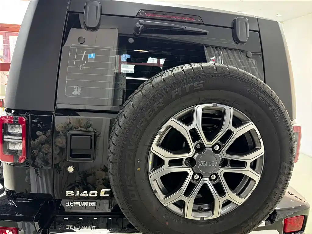 Beijing off-road BJ40 2023 2.0T automatic four-wheel drive city hunter version knight type купить на сайте DeffCars