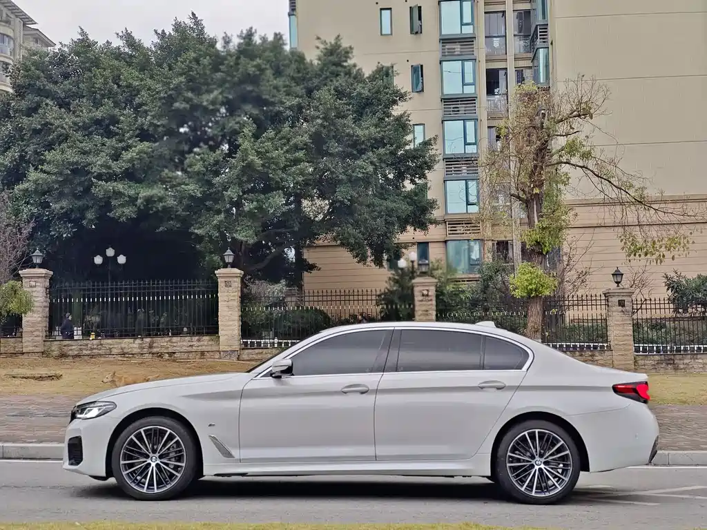 BMW 5 Series 2023 530Li Leading M Sports Package купить на сайте DeffCars