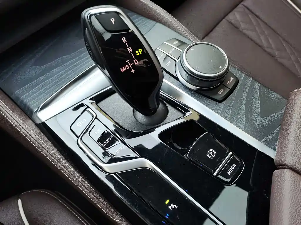 BMW 5 Series 2022 530Li Leading M Sports Package купить на сайте DeffCars