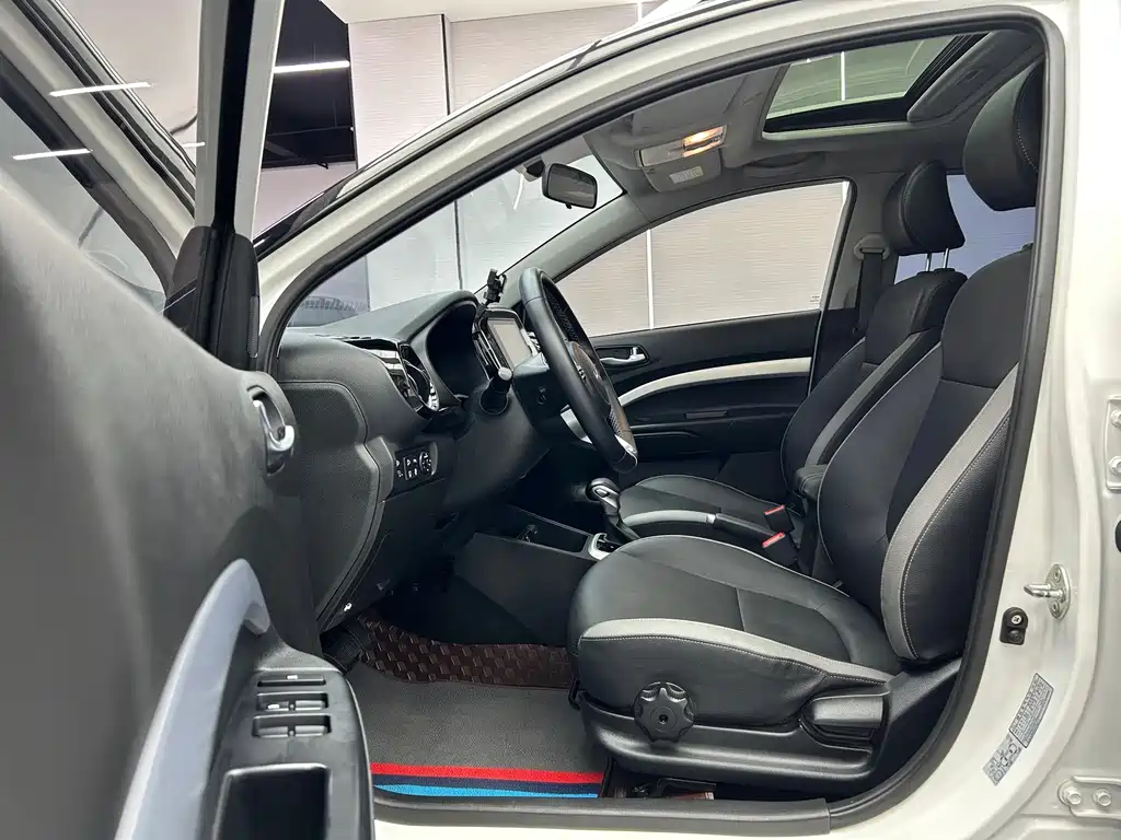 Yipao 2021 1.4L CVT sunroof model купить на сайте DeffCars