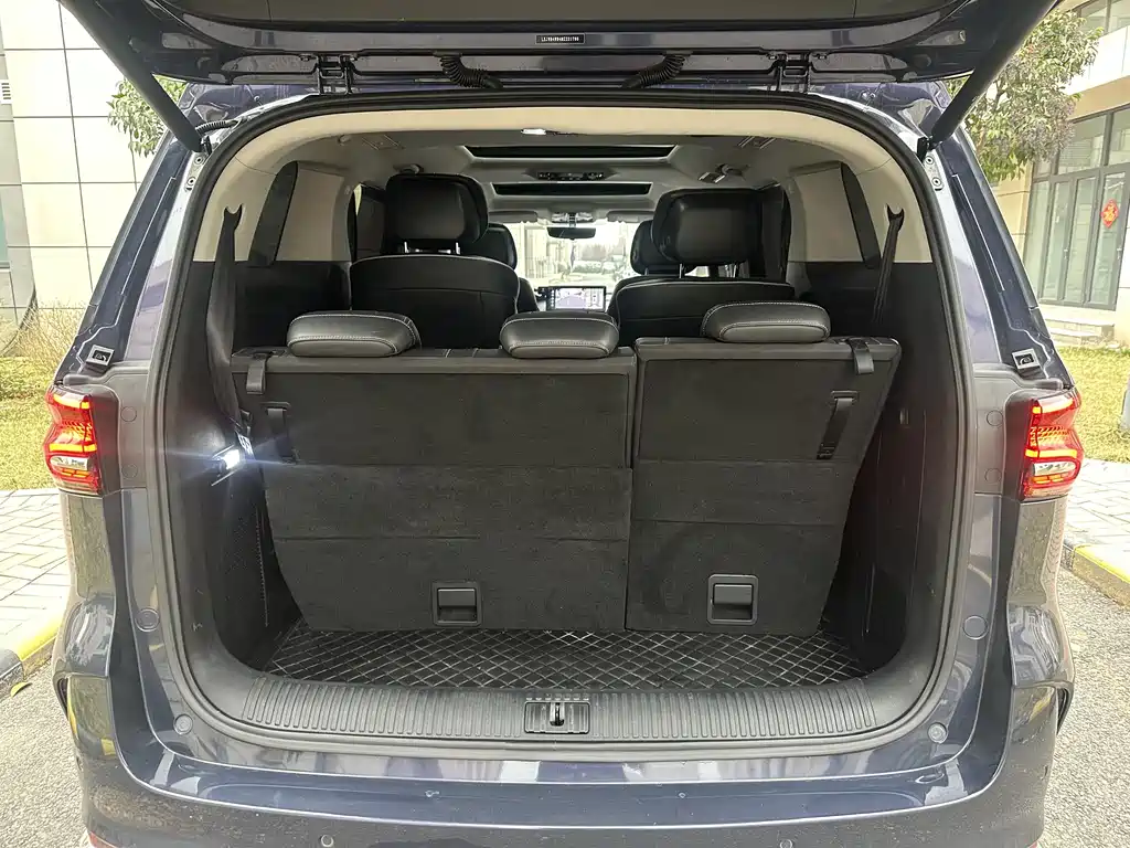Roewe iMAX8 2022 400TGI Gathering Edition купить на сайте DeffCars