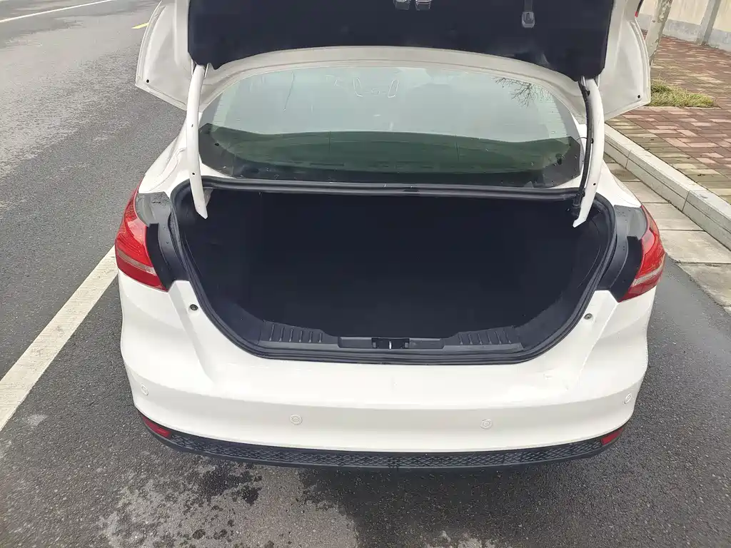 Focus 2018 sedan classic 1.6L manual stylish smart mobility version купить на сайте DeffCars