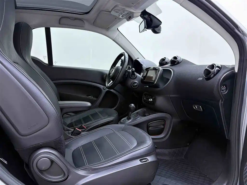 smart fortwo 2018 0.9T 66kW hard top version National V купить на сайте DeffCars