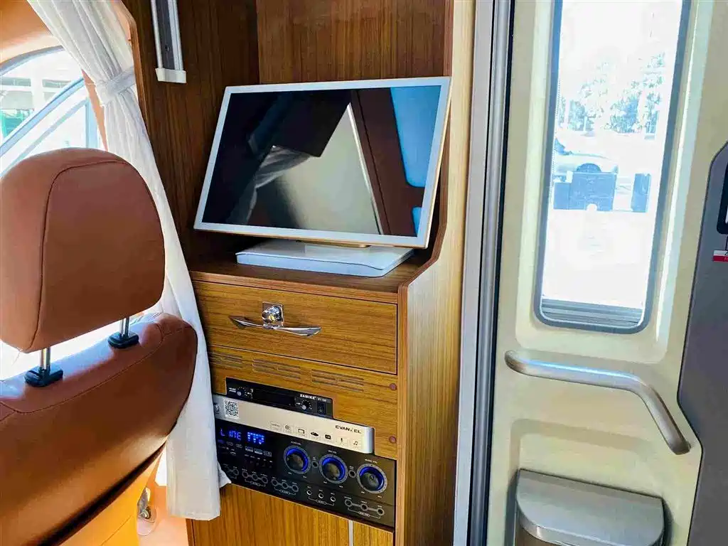 SAIC MAXUS V90 RV 2021 2.0T Lifehome V90 self-propelled C-type RV flagship version small forehead horizontal bed купить на сайте DeffCars
