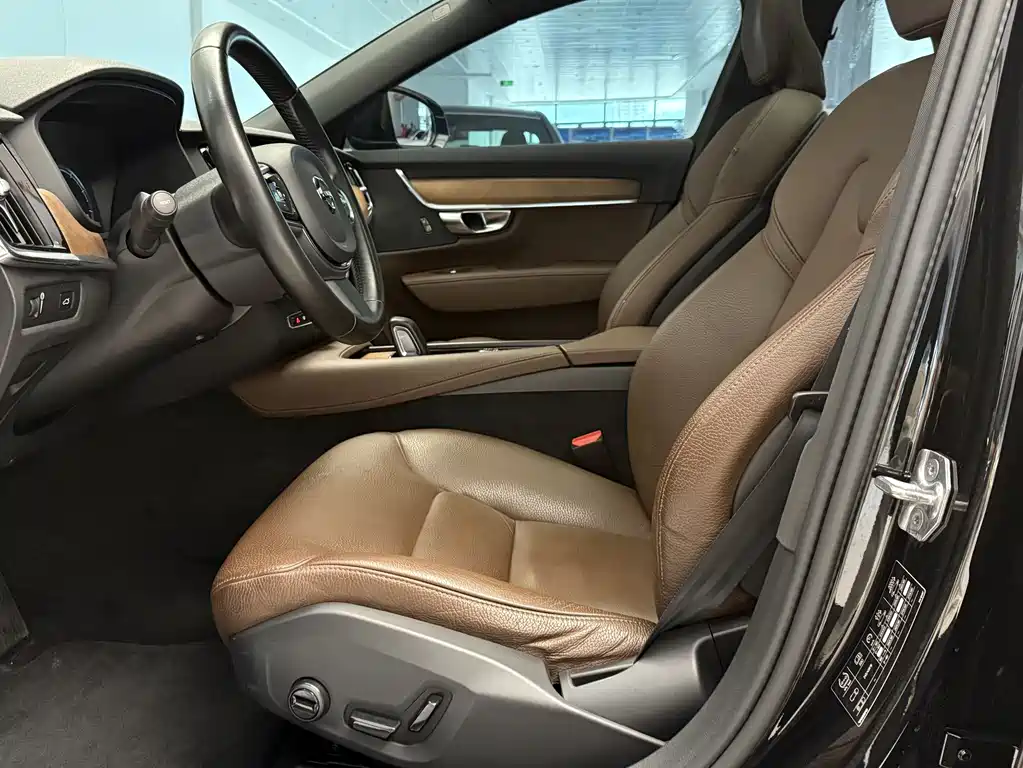 Volvo S90 2021 B5 Zhiyi Luxury Edition купить на сайте DeffCars