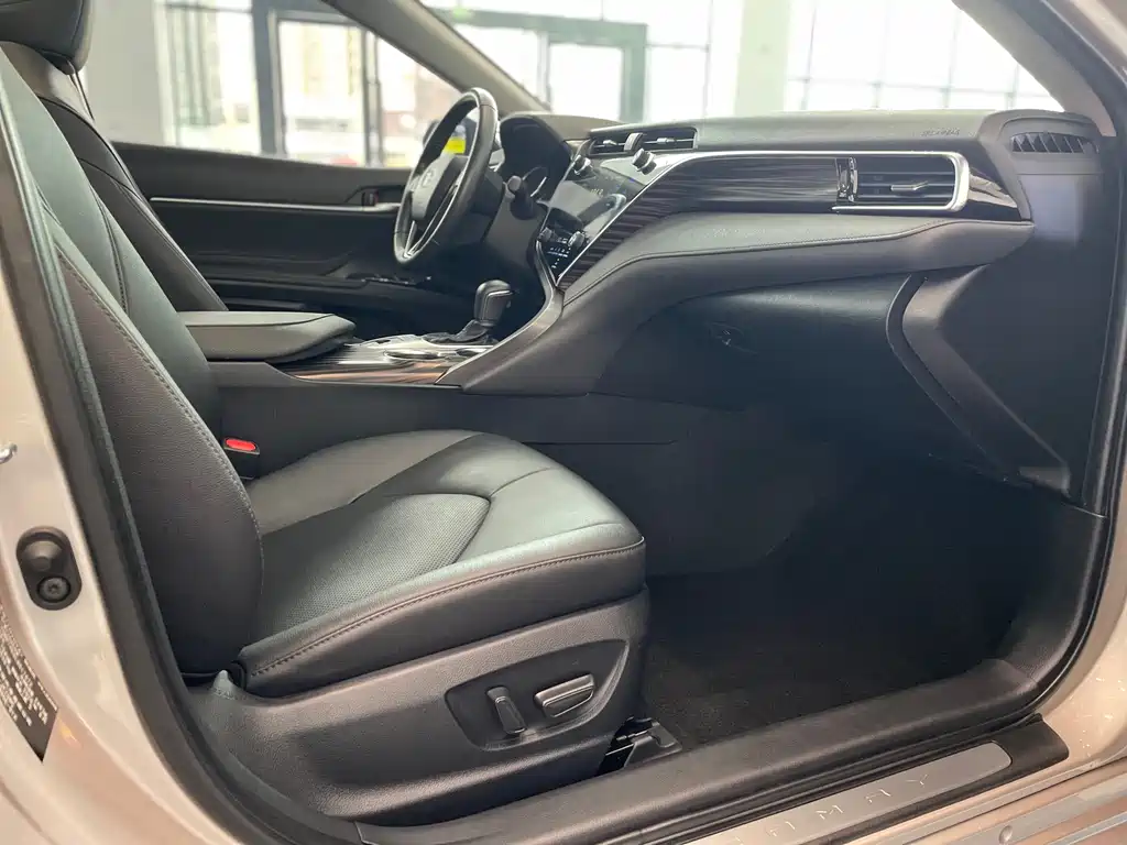 Camry 2021 2.5G Deluxe Edition купить на сайте DeffCars