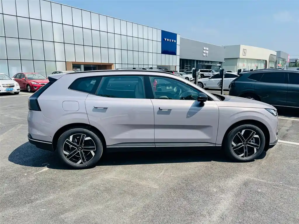 Volvo XC70 plug-in hybrid 2026 model four-wheel drive super long range Core купить на сайте DeffCars