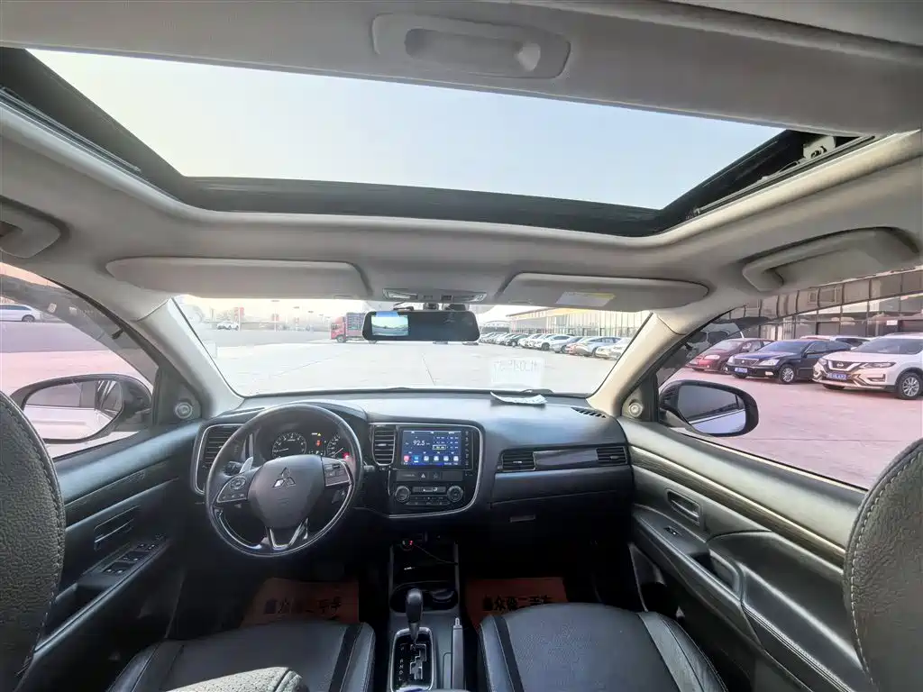 Outlander 2016 2.4L four-wheel drive luxury version 7 seats купить на сайте DeffCars