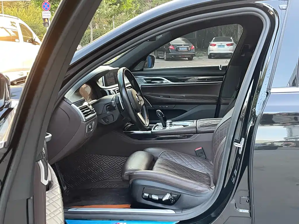 BMW 7 Series 2021 740Li Leading M Sports Package купить на сайте DeffCars