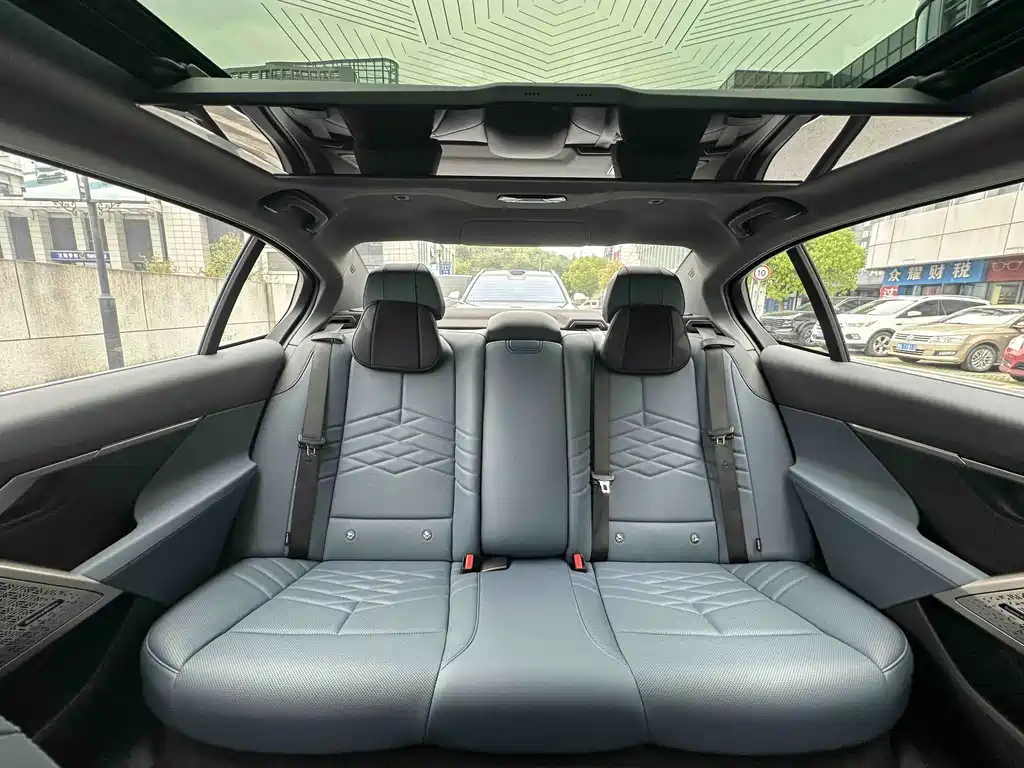 BMW 5 Series 2025 530Li Exclusive M Sports Package купить на сайте DeffCars