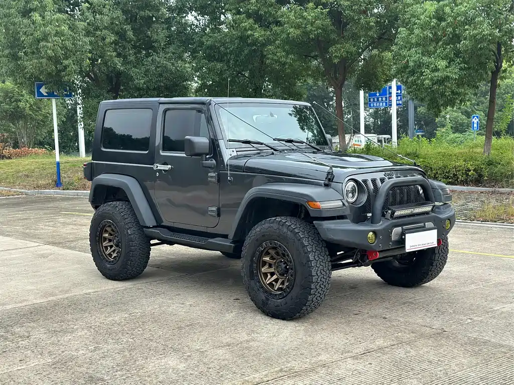 Wrangler 2010 3.8L Sahara two-door version купить на сайте DeffCars