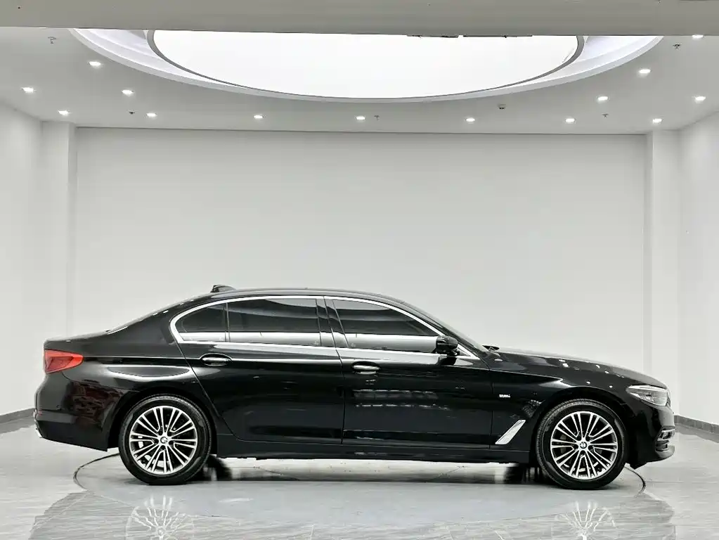 BMW 5 Series 2018 Facelift 530Li Exclusive Luxury Package купить на сайте DeffCars