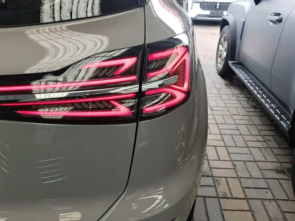 Hongqi HS5 2023 2.0T Qixiang Pro version купить на сайте DeffCars