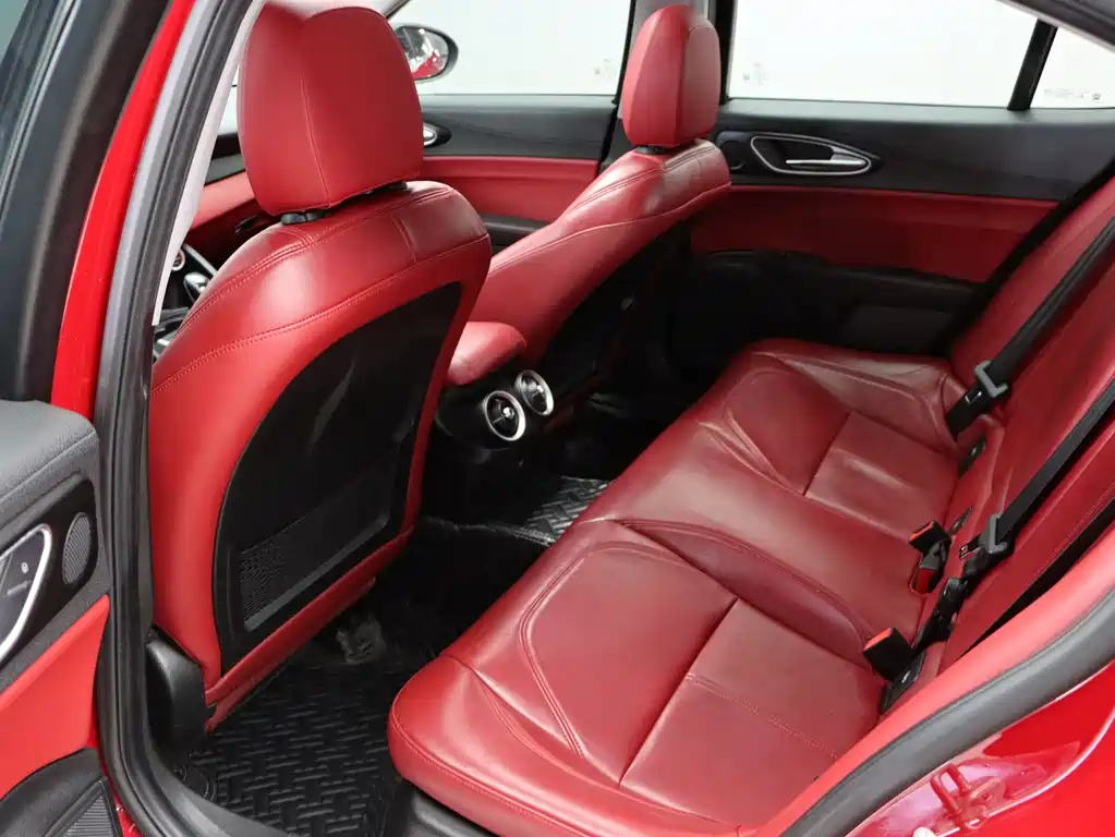 Giulia Juliet 2018 2.0T 200HP Luxury Edition Carbon Fiber Limited Edition купить на сайте DeffCars
