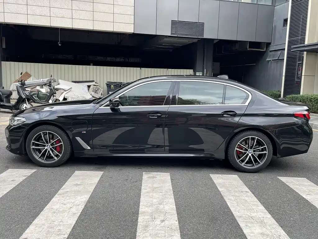BMW 5 Series New Energy 2021 Model 535Le M Sports Package купить на сайте DeffCars