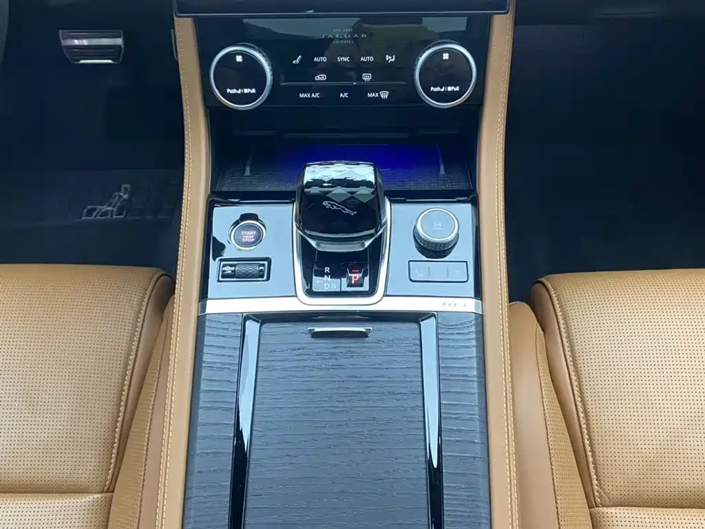 Jaguar XFL 2024 2.0T P300 four-wheel drive flagship sports gold version купить на сайте DeffCars