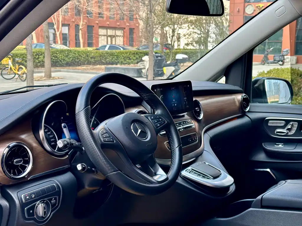 Mercedes-Benz V-Class 2020 V 260 L Long Wheelbase Luxury Edition купить на сайте DeffCars