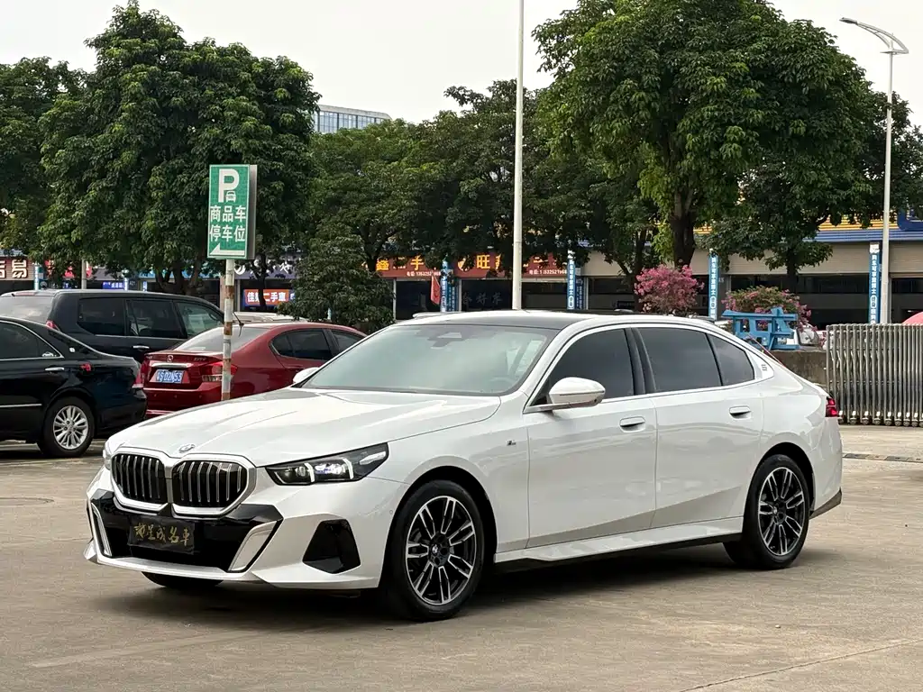 BMW 5 Series 2025 530Li Leading M Sports Package купить на сайте DeffCars
