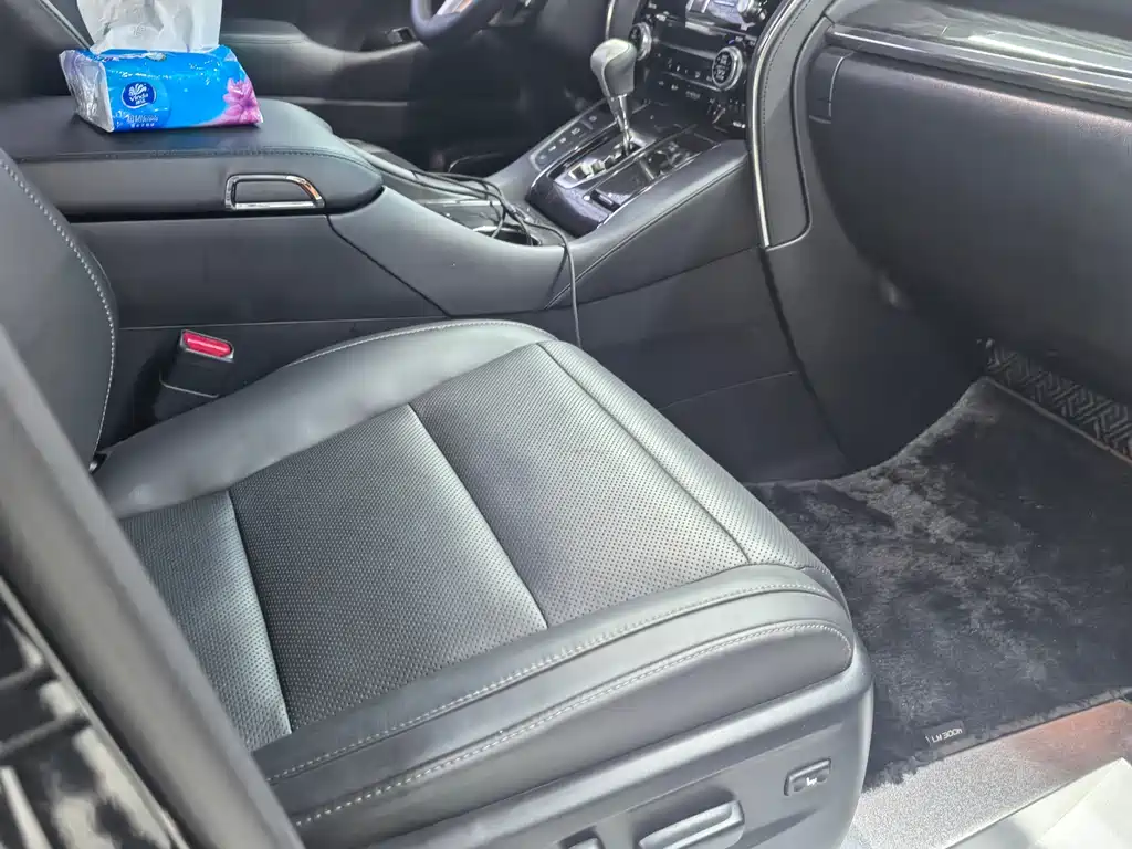 Lexus LM 2020 300h seven-seater elegant version купить на сайте DeffCars