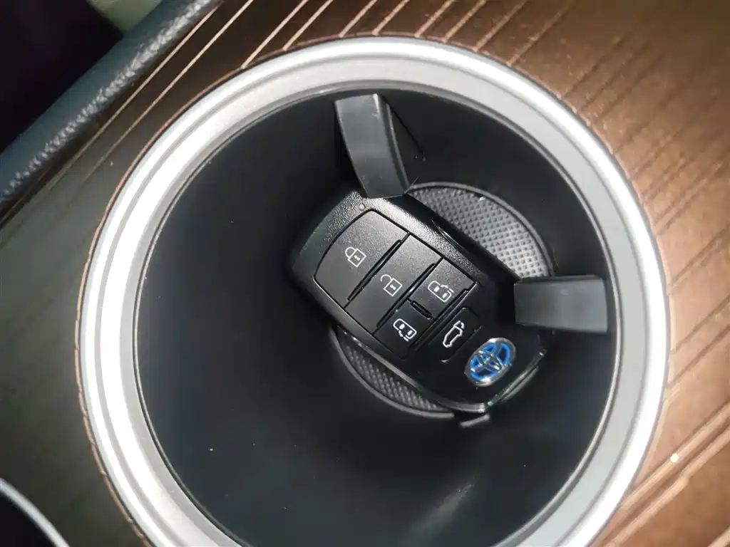 SIENNA 2023 2.5L Hybrid Deluxe Edition купить на сайте DeffCars