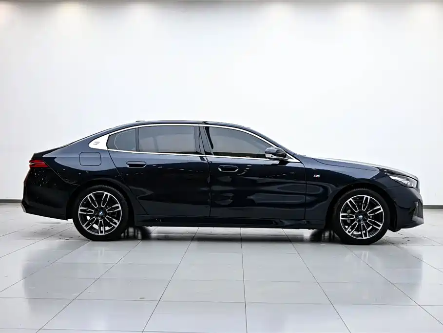 BMW 5 Series 2024 530Li Leading M Sports Package купить на сайте DeffCars