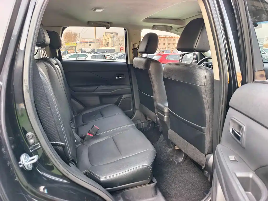 Outlander imported 2014 2.4L four-wheel drive luxury value version, 5 seats купить на сайте DeffCars