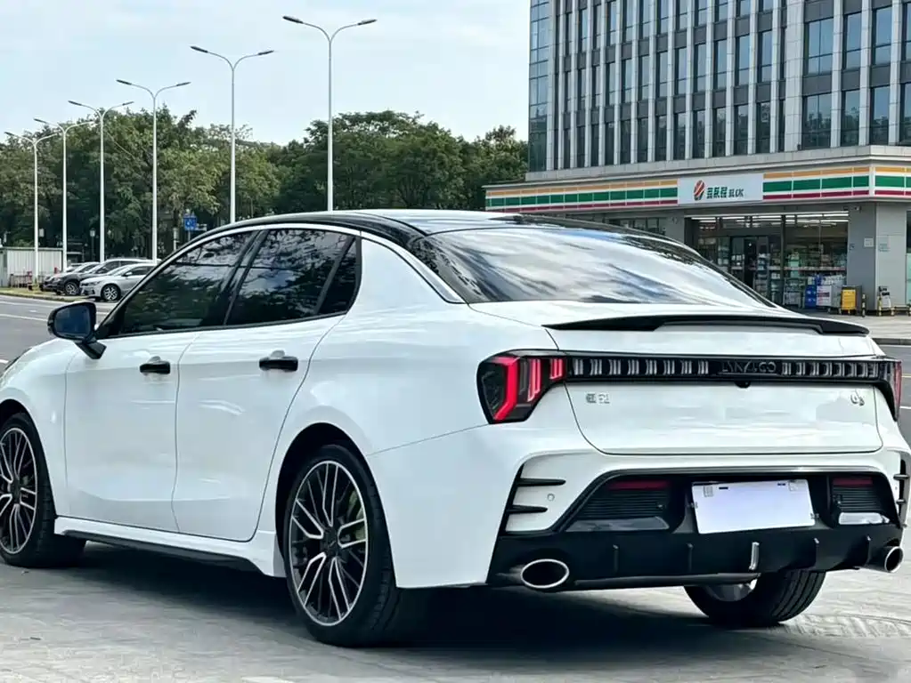 Lynk & Co 03 2023 1.5TD DCT Pro купить на сайте DeffCars