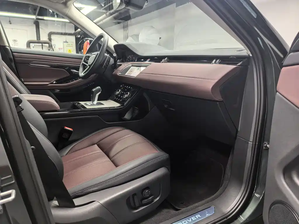 Range Rover Evoque New Energy 2023 Evoque L P300e plug-in electric hybrid version купить на сайте DeffCars