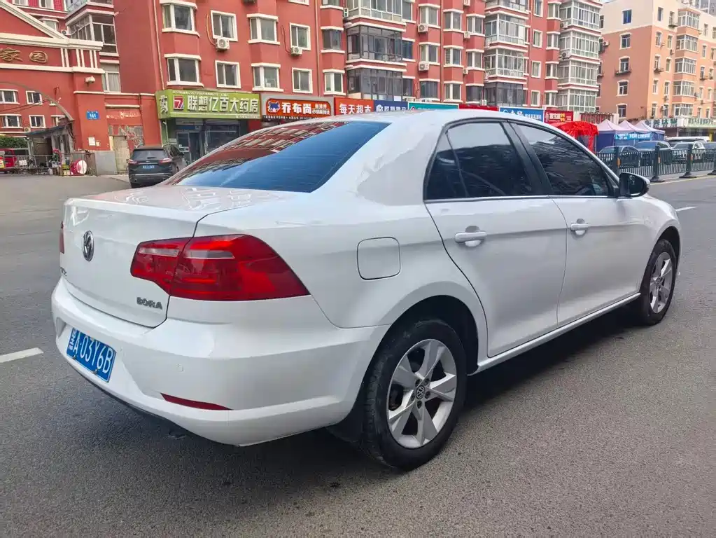 Bora 2015 Premium Edition 1.6L Manual Comfort Type купить на сайте DeffCars